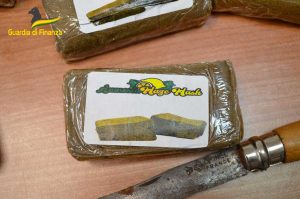 Latina - Guardia di finanza - La droga, i soldi e il materiale sequestrato