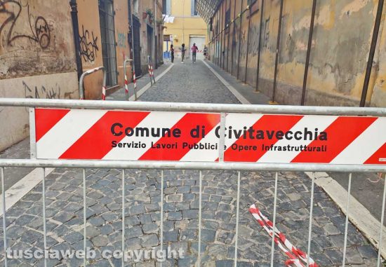 Civitavecchia - Crollo di un pezzo di tetto da uno stabile