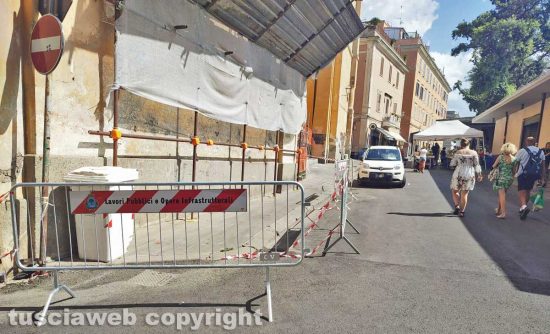 Civitavecchia - Crollo di un pezzo di tetto da uno stabile