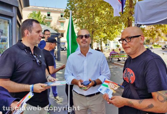 Andrea Volpi al gazebo di FdI