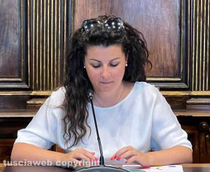 La sindaca Chiara Frontini, in un momento distrazione non ride