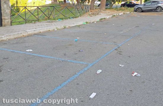 Viterbo - Parcheggio del Sacrario, nessuno si preoccupa di pulire