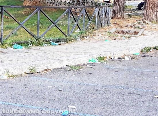 Viterbo - Parcheggio del Sacrario, nessuno si preoccupa di pulire