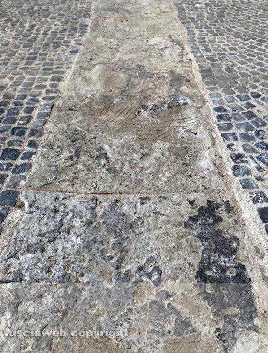 Viterbo - Piazza della Trinità, la striscia larga un metro completamente disastrata