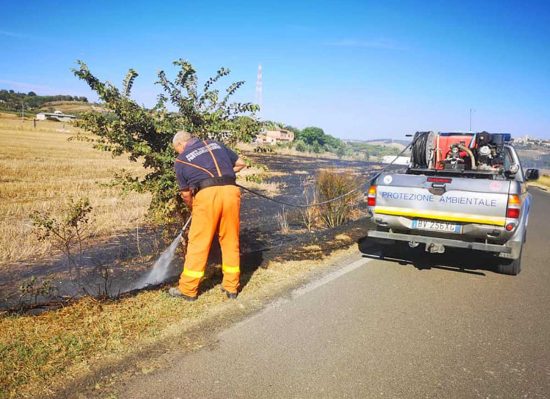 Tarquinia - Incendio di sterpaglie lungo l'autostrada - I volontari Aeopc in azione per domare le fiamme