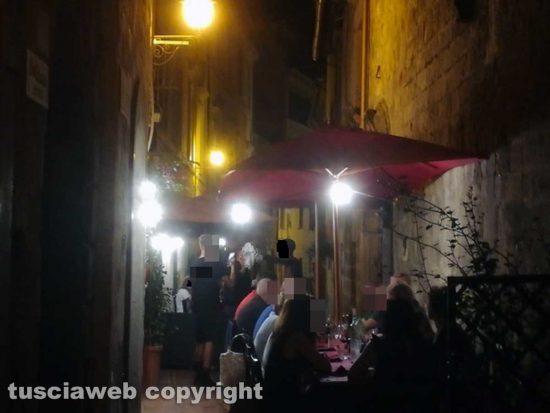 Tarquinia - Uomo si spoglia in centro