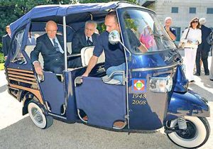 Roberto Colaninno su un ape Piaggio con Giorgio Napolitano