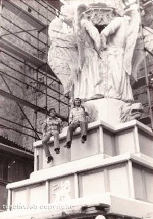 Claudio Graziotti e Sergio Corbucci seduti sulla base del Volo d'angeli