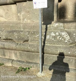Viterbo - Basilica alla Quercia - Divieto di sosta cementato a terra