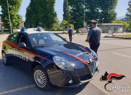 Rieti - Minaccia gli agenti e tenta la fuga, denunciato 30enne trovato con un coltello 