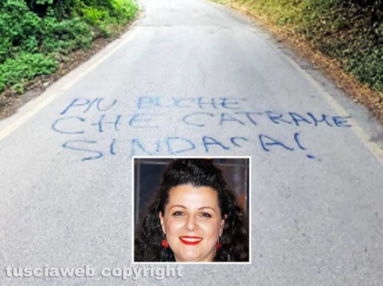 Viterbo – Scritta in strada Signorino - Nel riquadro la sindaca che non c'è Chiara Frontini