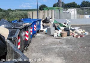 Viterbo - I rifiuti ingombranti abbandonati su strada Filante a San Martino