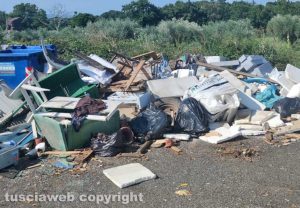 Viterbo - I rifiuti ingombranti abbandonati su strada Filante a San Martino