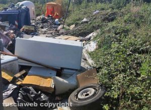 Viterbo - I rifiuti ingombranti abbandonati su strada Filante a San Martino