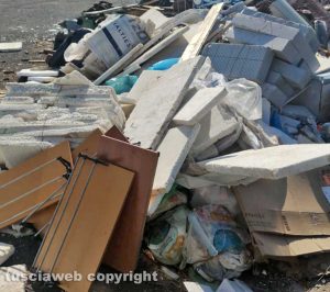 Viterbo - I rifiuti ingombranti abbandonati su strada Filante a San Martino