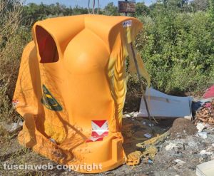 Viterbo - I rifiuti ingombranti abbandonati su strada Filante a San Martino