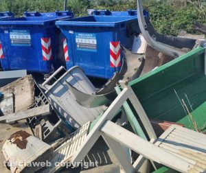 Viterbo - I rifiuti ingombranti abbandonati su strada Filante a San Martino