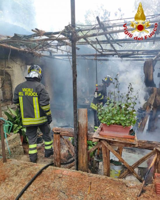 Civitavecchia - Via Terme di Traiano - Baracca in fiamme