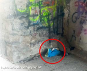 Viterbo - Via delle Caprarecce - Feci coperte da un costume e rifiuti abbandonati