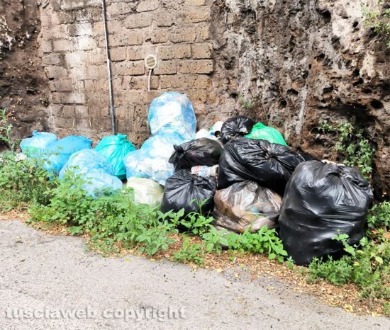 Viterbo - Immondizia in via del Pilastri