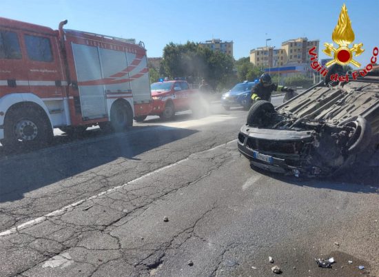 Civitavecchia - Perde il controllo dell'auto, colpisce il&nbsp;guardrail&nbsp;e cappotta