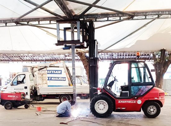 Civitavecchia - Riparato il danno al palo della tensostruttura in piazza Margherita