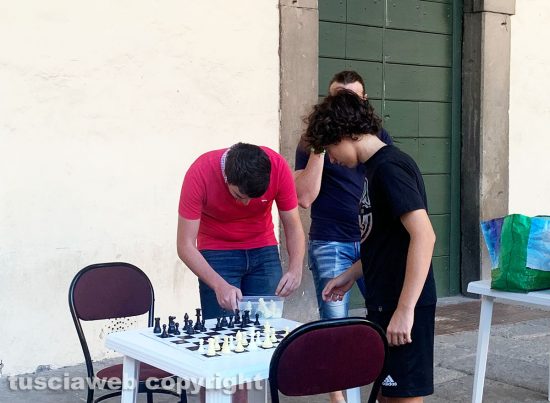 Viterbo - I giocatori di scacchi sotto i portici di palazzo dei Priori