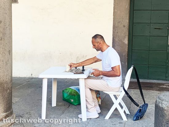Viterbo - I giocatori di scacchi sotto i portici di palazzo dei Priori