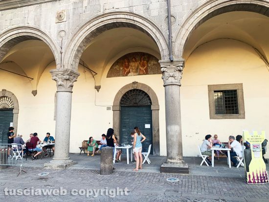 Viterbo - I giocatori di scacchi sotto i portici di palazzo dei Priori