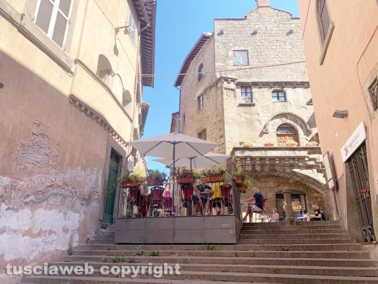 Viterbo - Ferragosto in città, turisti per le vie 