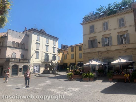 Viterbo - Ferragosto in città, turisti per le vie 