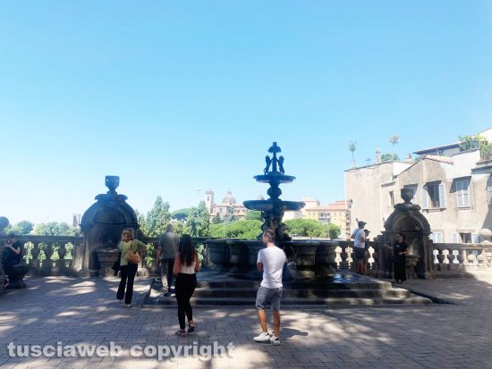 Viterbo - Ferragosto in città, turisti per le vie 