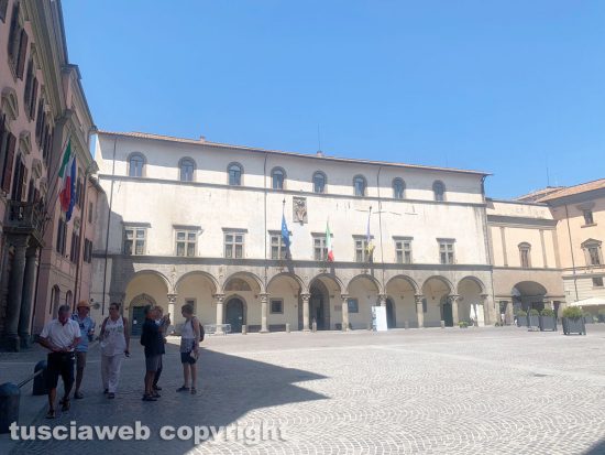 Viterbo - Ferragosto in città, turisti per le vie 