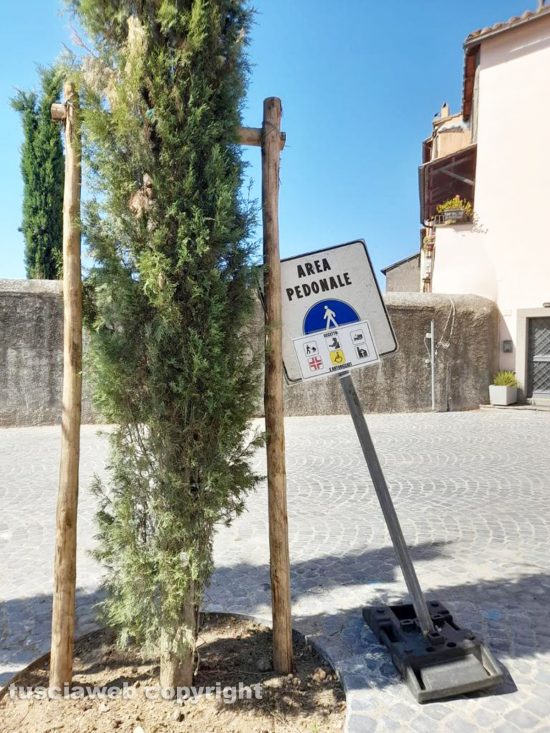 Viterbo - Piazza della Trinità, cartelli pendenti