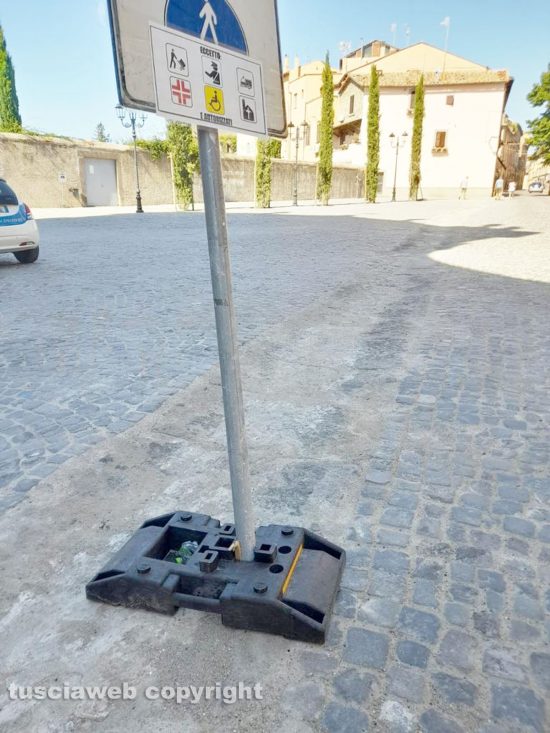 Viterbo - Piazza della Trinità, incuria nei cartelli della
