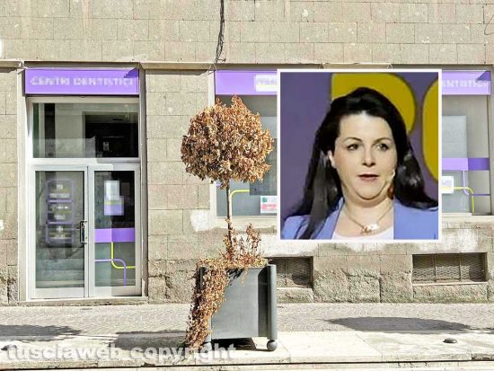 Viterbo - Fioriere secche in via Marconi - Nel riquadro la sindaca Chiara Frontini