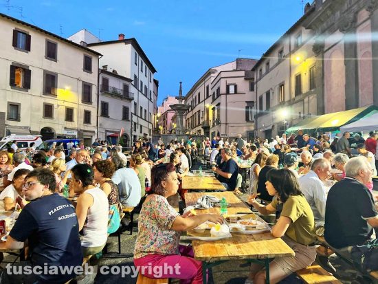 Viterbo - La cena di solidarietà a piazza fontana grande