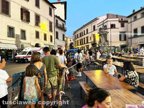 Viterbo - La cena di solidarietà a piazza fontana grande