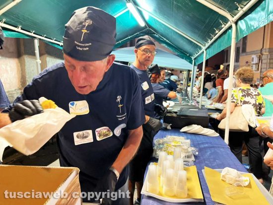 Viterbo - La cena di solidarietà a piazza fontana grande