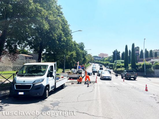 Viterbo - I lavori per l'attraversamento pedonale rialzato in Valle Faul