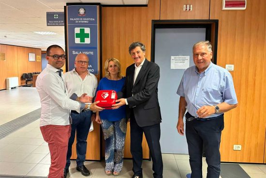 Un nuovo defibrillatore per il tribunale di Viterbo