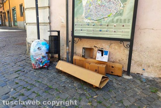Viterbo - Rifiuti in piazza della Morte