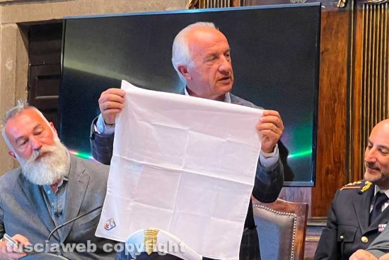 Il fazzoletto che verrà donato da Vincenzo Fiorillo alle famiglie dei facchini