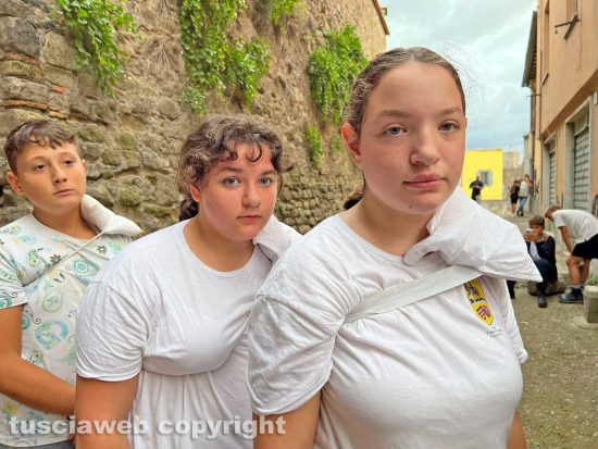 Viterbo - I facchini Marina e Michela Marini