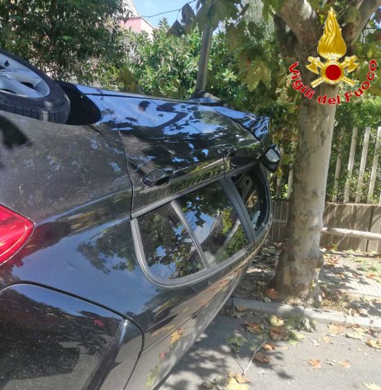 Santa Marinella - Auto finisce contro albero