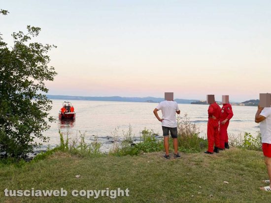 Capodimonte - Giovane disperso al lago, le ricerche dei vigili del fuoco