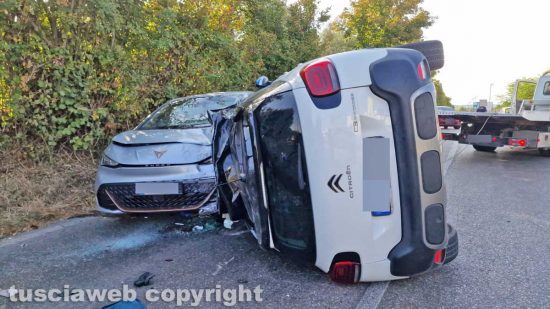 Viterbo - Auto si ribalta sulla Cassia nord