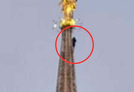 Scalano la guglia della Madonnina del duomo di Milano