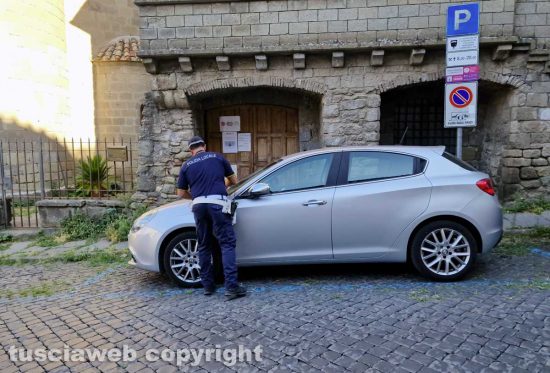 Un'auto multata a piazza Dante