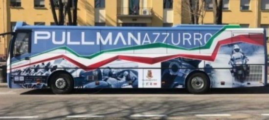 Il pullman azzurro della polizia